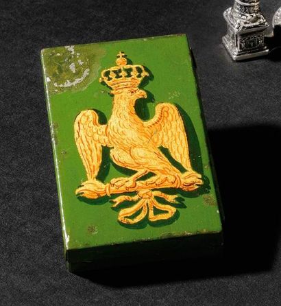 null Boite à prise en tôle laquée verte à décor d’un aigle sous couronne dorée Intérieur...