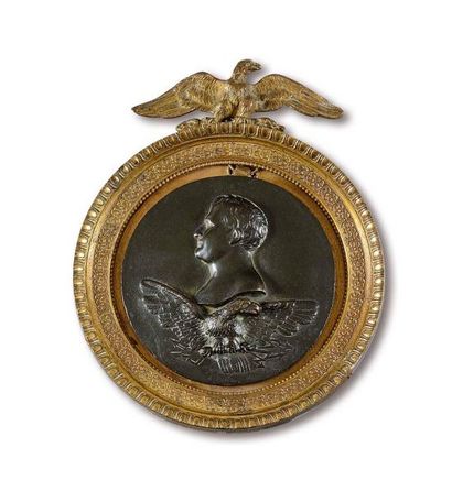 null Médaillon au profil de l’Empereur Napoléon Ier En bronze patiné. Dans un cadre...