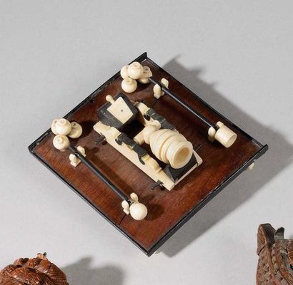 null Maquette miniature d’une bombarde en ivoire, métal et ébène Accompagnés de ses...