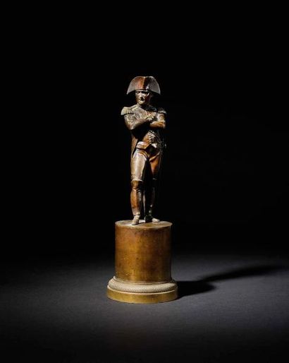 null « L’Empereur Napoléon Ier, en pied, les bras croisés» Statuette en bronze patiné....