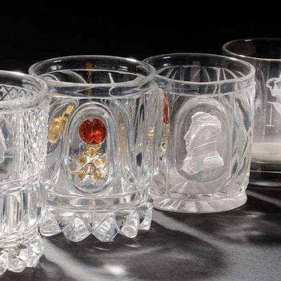 null Deux verres gobelet en cristal taillé, à fond rayonnant orné de trois cristallo-cérame...