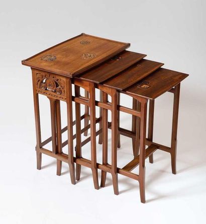 null LOUIS MAJORELLE (1859-1926) Suite de quatre tables gigognes en acajou naturel,...