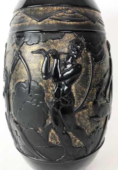 null MARIUS SABINO (1878-1961) Important vase ovoïde à col évasé en verre opalin...