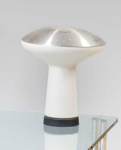null Travail des années 1960 Lampe «champignon» en opaline soufflée blanche et métal...
