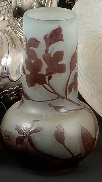 null ETABLISSEMENTS GALLE Vase de forme piriforme en verre gravé dégagé à l'acide...