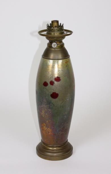 null Clément MASSIER (1844-1917) Vase tubulaire en céramique décorée d'émaux métallisés...