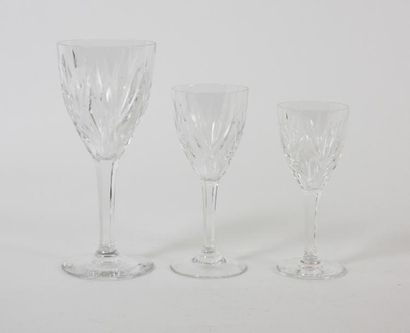 null SAINT LOUIS Partie de service de verres en cristal modèle Chantilly comprenant...
