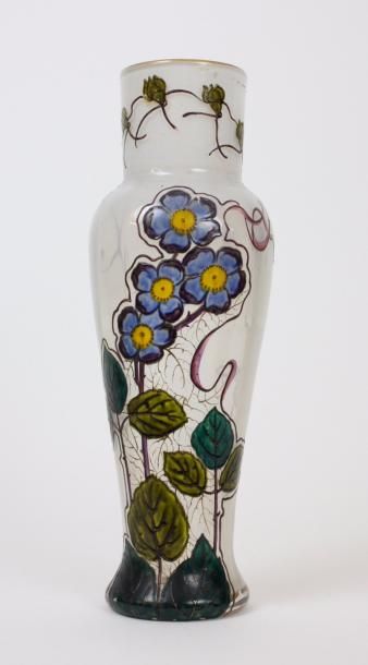 null MONTJOIE Vase de forme balustre en verre opalescent, à décor émaillé de bouquets...