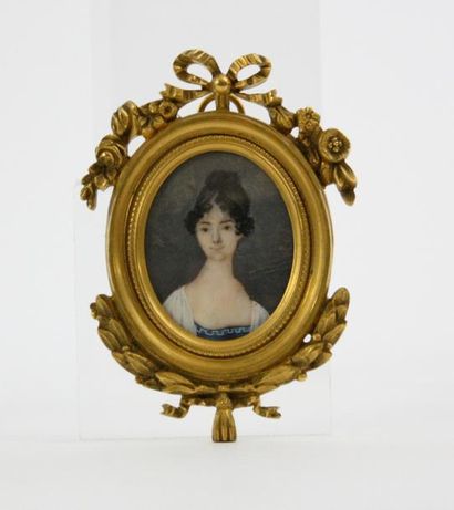 null ECOLE FRANCAISE vers 1800 Portrait d’une jeune femme en buste presque de face...