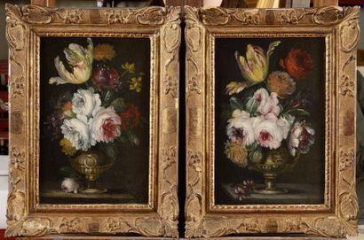 null ECOLE FRANCAISE du XVIIIème siècle Bouquets de fleurs sur entablement Paire...