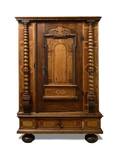 null ARMOIRE basse en bois fruitier et marqueterie de noyer ouvrant par un vantail...