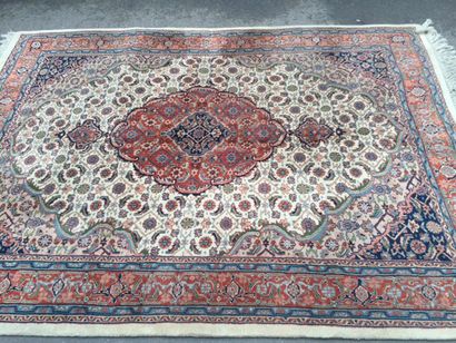 null Tapis MOUD (Iran) Caracteristiques techniques : velours en laine. Chaines ,...