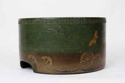 null JAPON Cache pot de forme circulaire en grès émaillé, à décor à l'or de papillons...