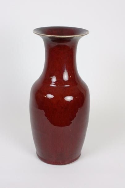 null CHINE Vase de forme balsutre en porcelaine rouge sang de boeuf. Fin XIXème siècle...