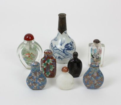 null CHINE Collection de sept tabatières en verre, émail cloisonné, corne. Début...