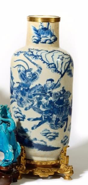 null CHINE Vase de forme rouleau en porcelaine de Nankin à décor de combattants à...