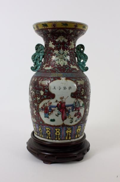 null CHINE Vase de forme balustre en porcelaine polychrome. Canton, fin XIXème siècle...