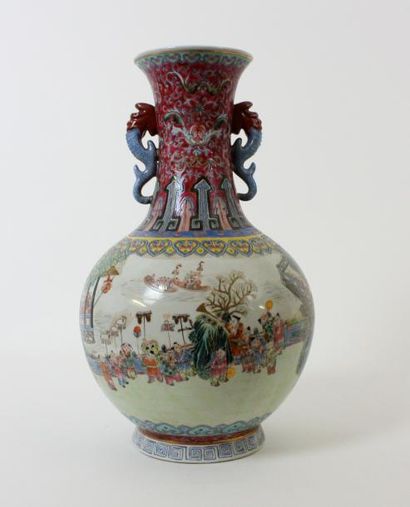 null CHINE Vase de forme Tianqiuping en porcelaine polychrome à décor de jeux d'enfants....