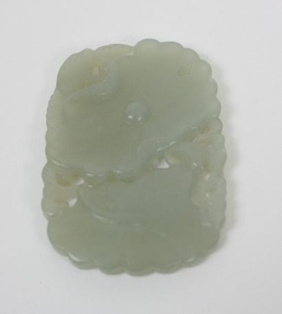 null CHINE Petite plaque en forme de fleurs sculptées en jade céladon 5,5 x 3,5 ...