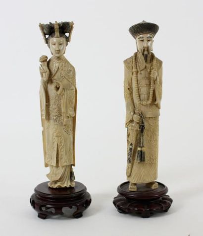 null CHINE Paire de sujets sculptés représentant un Couple en habit traditionnel....