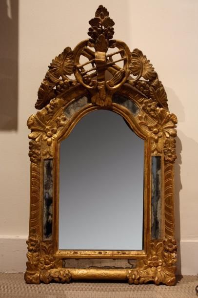 null MIROIR A PARECLOSES en bois doré, mouluré et sculpté de feuillages, le fronton...