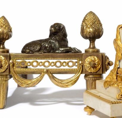 null PAIRE DE CHENETS en bronze doré et patiné à décor d'un chien assis entre deux...