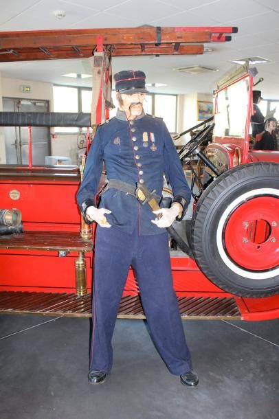 null " Uniforme de Pompier" Uniforme de soldat du feu, début XXème. Képi, médailles...