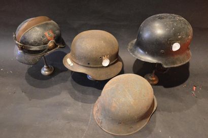 null  "Casques III ème Reich" Lot de quatres casques du IIIème Reich: trois casques...