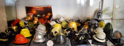 null " Casques de pompiers miniatures" Collection de plus de 40 casques miniatures...
