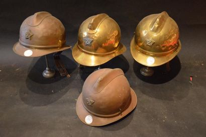 null "Casques Bulgares" Ensemble de trois casque de pompiers d'origine Bulgare. Complets...