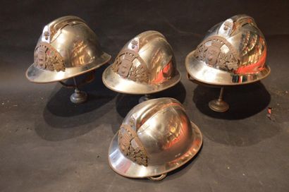 null " Casques modèle 33" Lot de quatres casques du modèle 33. Liserons en laiton,...