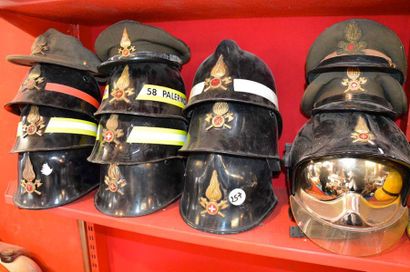 null " Brigades Italiennes" Lot de casques de pompier Italiens. Cinq casques de diverses...