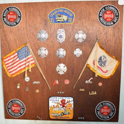 null " Shields Américains" Environ 40 "Shields" de casques de "fire fighter " Américains,...
