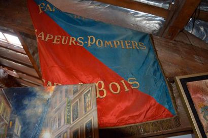 null "Drapeaux de Parade" Lot de plus d'une dizaine de drapeaux de parade, bleu blanc...