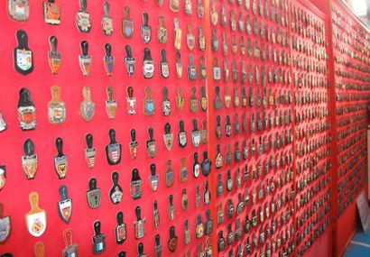 null "Pucelles" Très fort lot d'environ 900 pucelles d'uniforme de sapeur-pompiers...