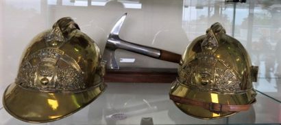 null "Casques et Hachette" Lot de deux casques et d'une hache. Un casque modèle 1895...