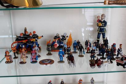null "Casques miniatures et Figurines" Une dizaine de mini casques (deux montés sur...