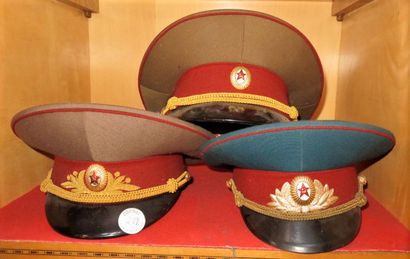 null "Casquettes URSS" Lot de trois casquettes, sapeurs-pompiers et officiers de...