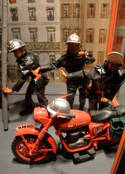 null « Diorama d’automates de Sapeur-Pompier » Diorama animé de grande taille avec...