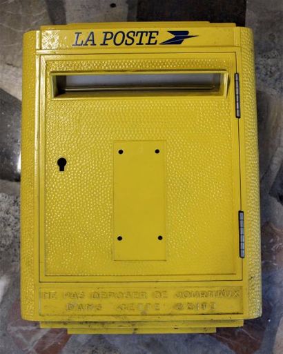null " Boîte aux lettres "La Poste"" Ancien modèle de boîte postale en métal de couleur...