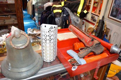 null "Matériel de Pompiers" Une lampe de signalisation rouge- Deux cloches- un extincteur...
