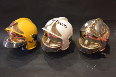 null " Casques F1" Trois casques du modèle utilisé aujourd'hui par les pompiers Français....