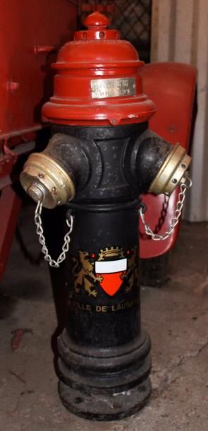 null "Borne d'Incendie Suisse" Borne d'incendie en fonte rouge et noir et aux couleurs...