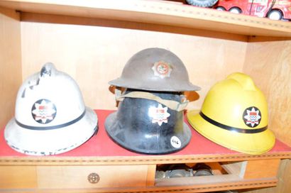 null " Casques Londres" Lot de trois casques de sapeur pompier d'origine Anglaise-...