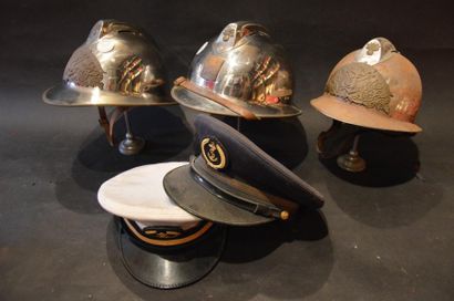 null " Casques de la Marine et de l'Armée de l'Air" Un casque modèle 33 des pompiers...