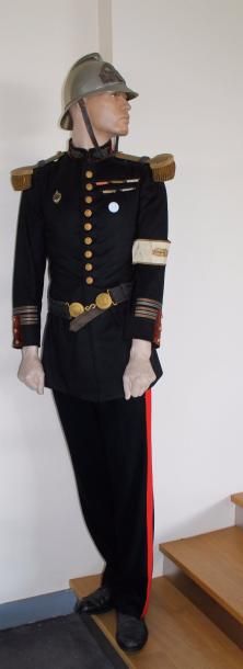 null "Uniforme Medecin" Costume d'officier médecin avec son casque modèle 1895, insigne...