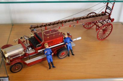 null " Trois maquettes "London Fire Brigade"" Une maquette de deux véhicules de la...