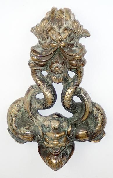 null HEURTOIR en bronze Début XIXème siècle (usures à la patine) 25 x 16 cm