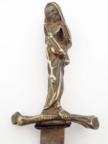 null DAGUE à poignée en bronze ciselé d'un squelette drapé. XIXème siècle Long :...