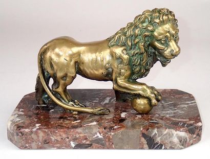 null PRESSE-PAPIER en bronze anciennement patiné à décor du lion des Médicis reposant...